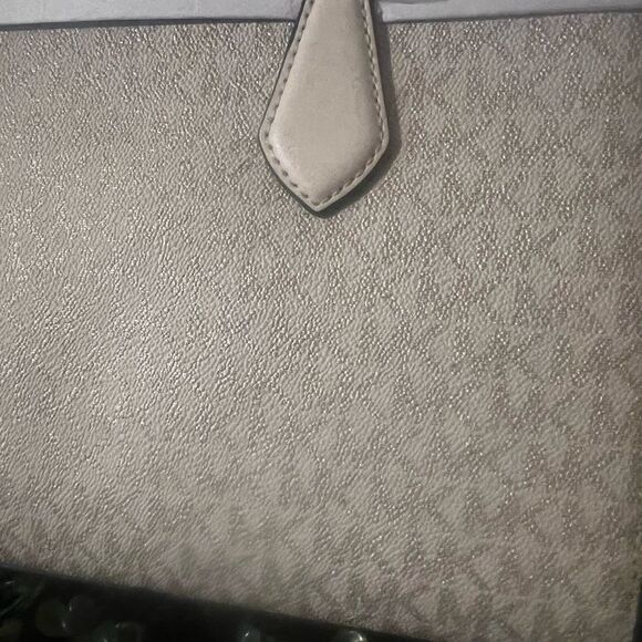 Michael Kors Sheila Medium Satchel Pale Gold Top Handle Bag - Picture 10 of 13